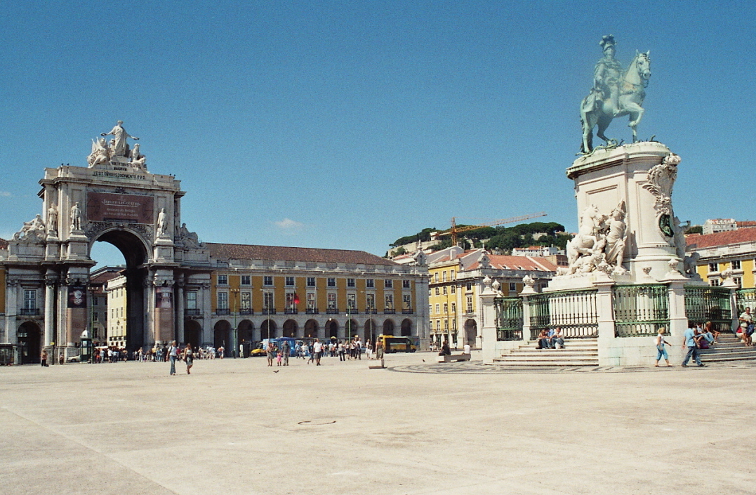 Fiche média no. 95928 La place du Commerce (praça do Comercio), dans le quartier de la Baixa à Lisbonne, a été complètement reconstruite après le tremblement de terre de 1755