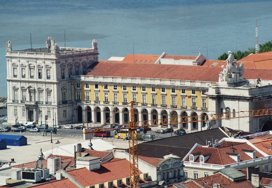Fiche média no. 95929 La place du Commerce (praça do Comercio), dans le quartier de la Baixa à Lisbonne, a été complètement reconstruite après le tremblement de terre de 1755