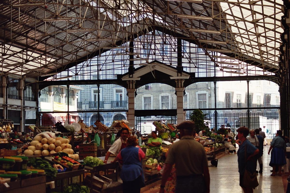 L'intérieur du marché municipal du 24 juillet, sur l'avenue du même nom, au centre de Lisbonne 