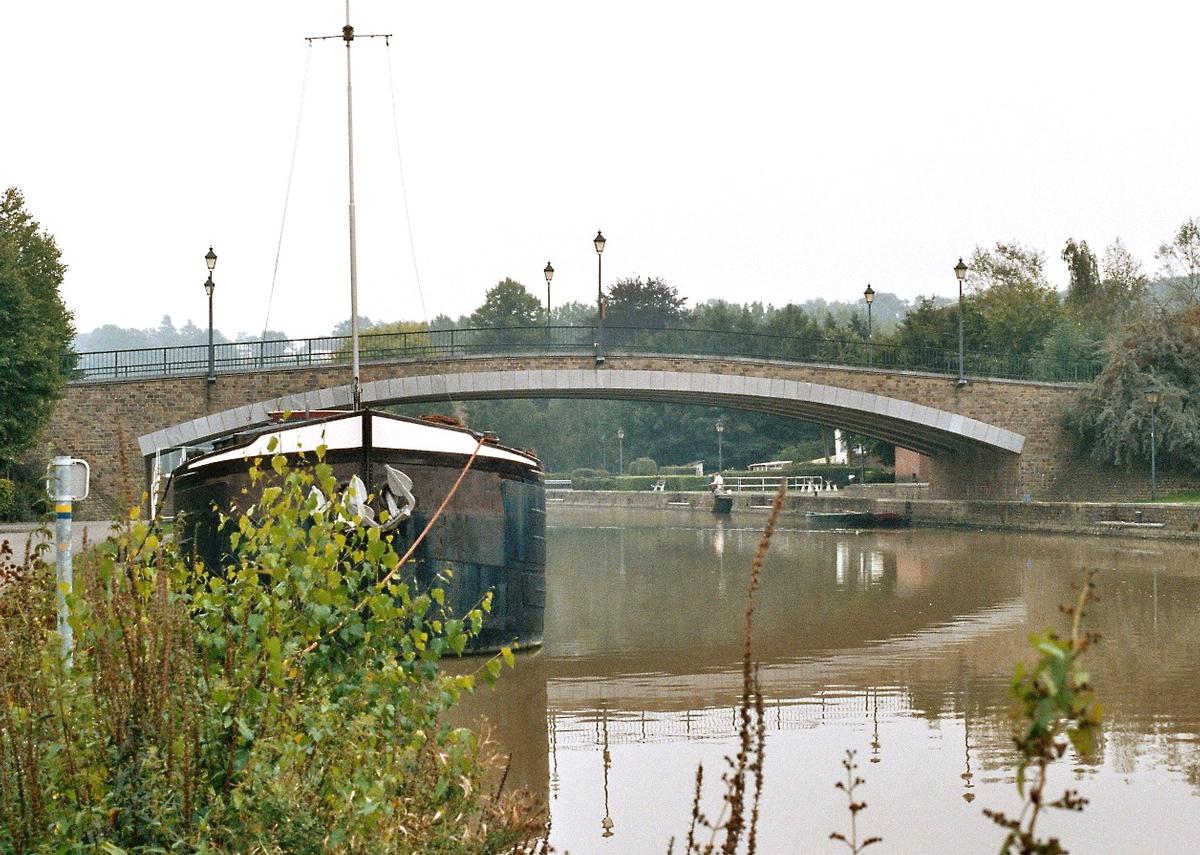 Le pont de la N559 sur la Sambre à Lobbes (Hainaut) 