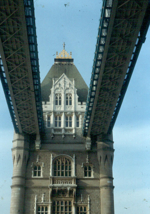 Tower Bridge sur la Tamise (détail d'une des deux tours), à Londres 