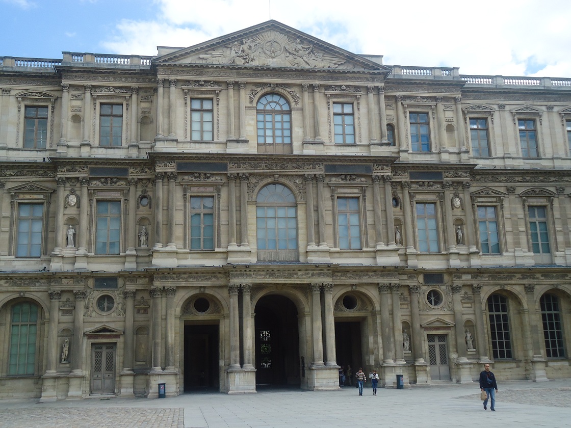 La cour carrée du Palais du Louvre date du 17e siècle (style classique) 