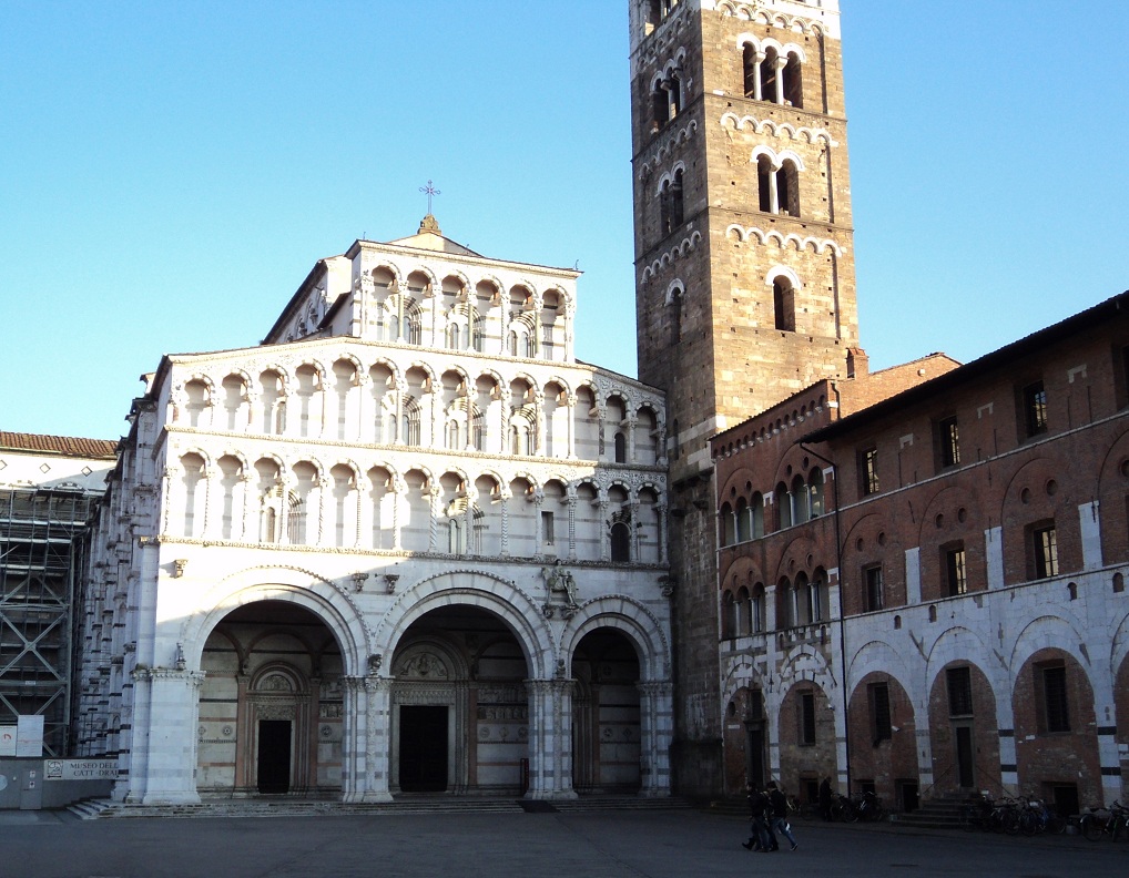 La façade de la cathédrale San Martino de Lucca (Toscane) 