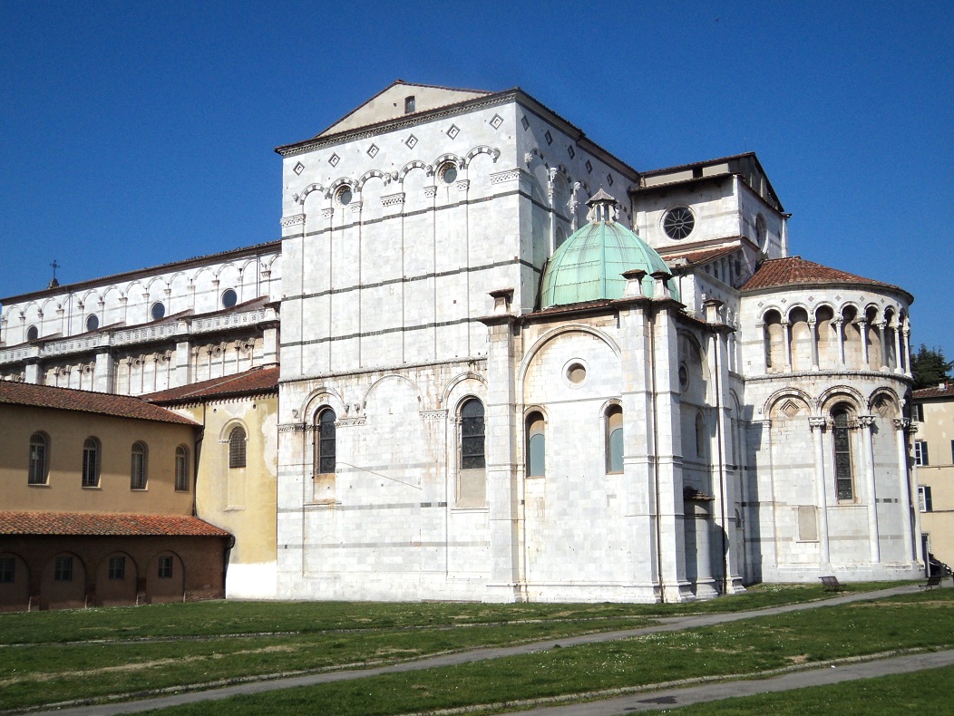 L'abside et le côté sud du duomo San Martino de Lucca (Toscane) 
