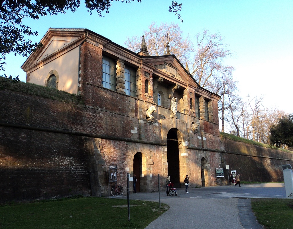 Les remparts de Lucca (Toscane) : la porte San Pietro 