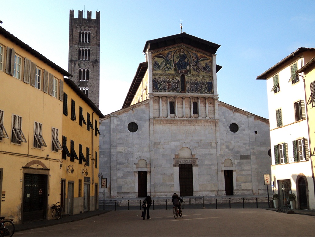 La façade et le campanile de l'église San Frediano, de style romano-pisan, à Lucca (Toscane) 