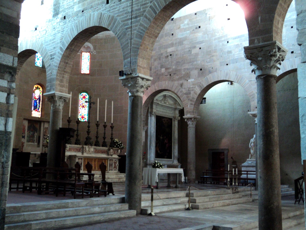 L'intérieur de l'église San Frediano, à Lucca (Toscane) 