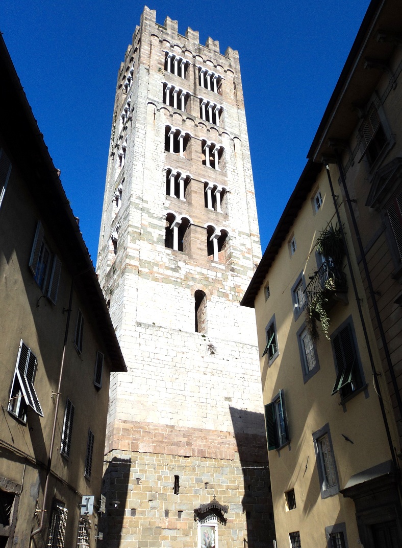La façade et le campanile de l'église San Frediano, de style romano-pisan, à Lucca (Toscane) 