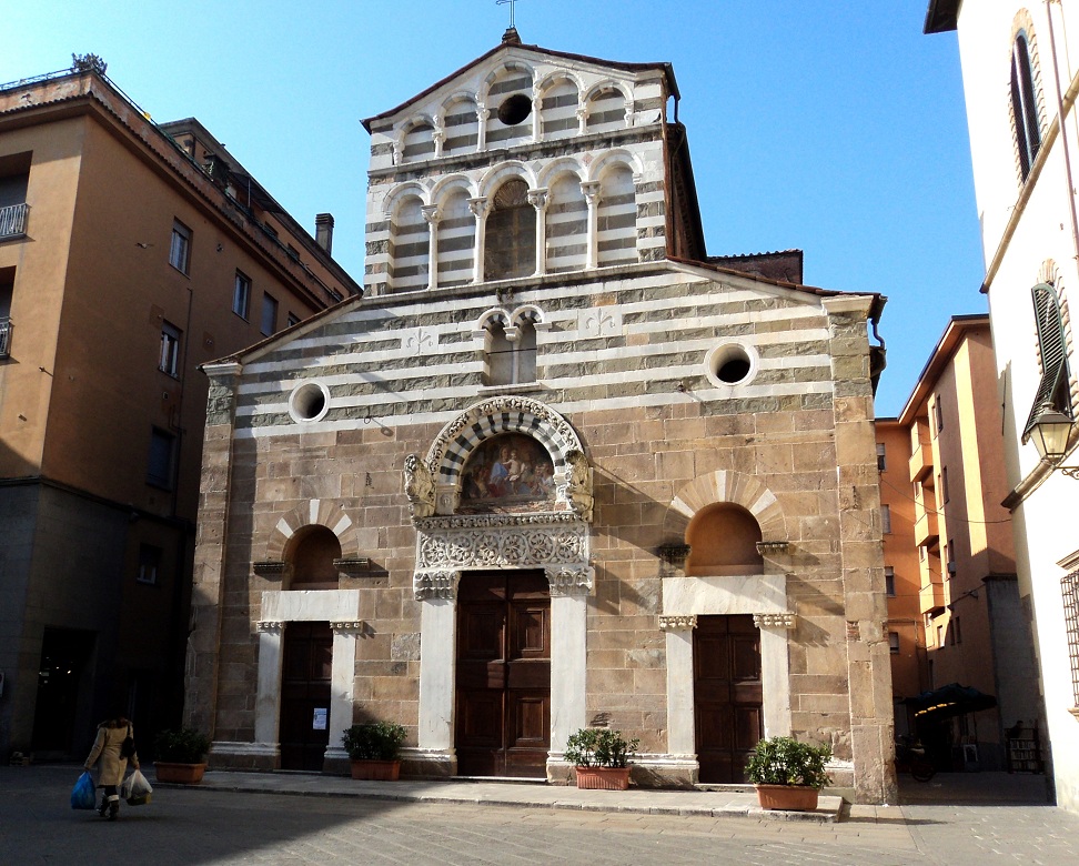 La façade de l'église San Giusto, de style romano-pisan, à Lucca (Toscane) 