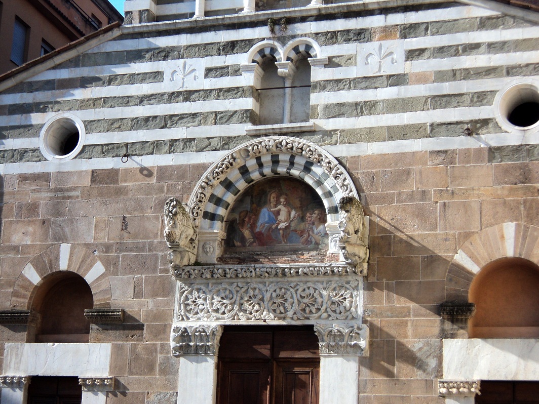 La façade de l'église San Giusto, de style romano-pisan, à Lucca (Toscane) 