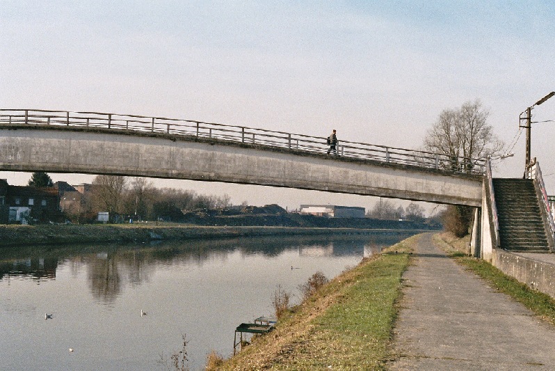 La passerelle piétonne de Luttre (commune de Pont-a-Celles), sur le canal Charleroi-Bruxelles 