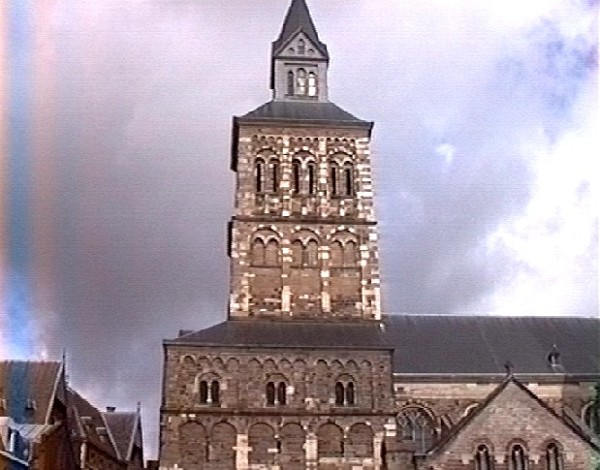 L'avant-corps monumental, du 12e siècle, de l'église Saint Servais à Maastricht, fondée vers l'an 1000 