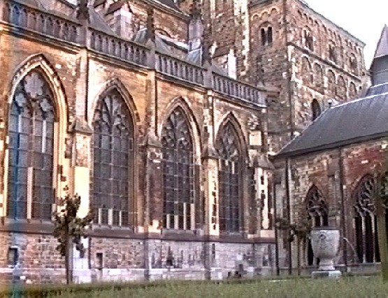 Le bas-côté nord et une partie du cloître (du 15e siècle) de l'église Saint Servais à Maastricht 