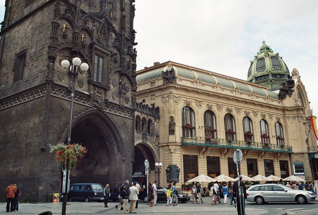 La Maison municipale, complexe de salles de spectacle et de restaurants, est l'exemple accompli d'art nouveau à Prague 