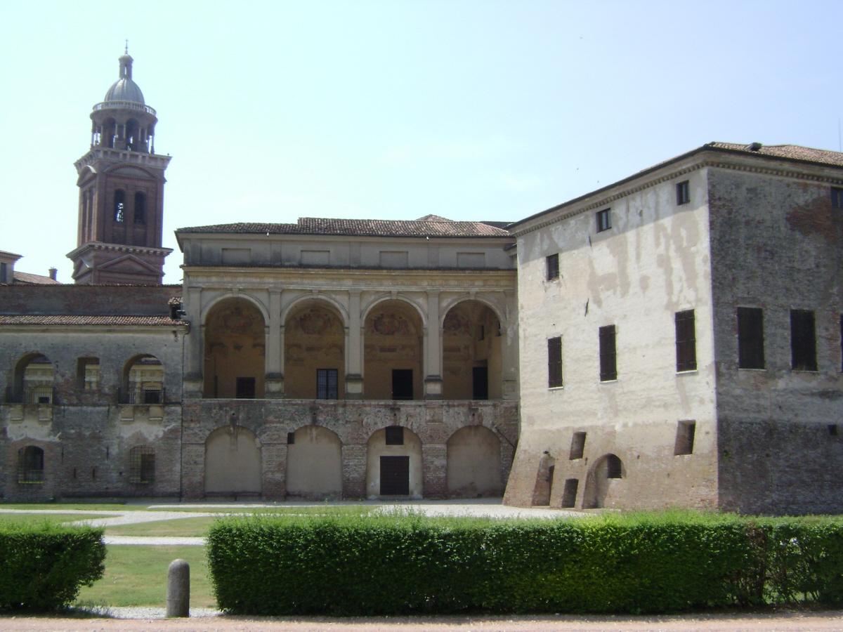 Le château Saint Georges (castello San Giorgio), à droite, est, avec le palais ducal, à gauche, l'ancienne demeure des Gonzague (Mantoue) 