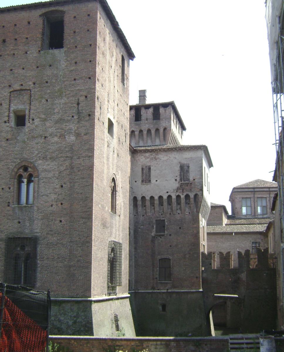 Fiche média no. 148731 Le château Saint-Georges (castello San Giorgio), à Mantoue (Lombardie) a été construit à la fin du 14e siècle sur ordre de François I de Gonzague, duc de Mantoue
