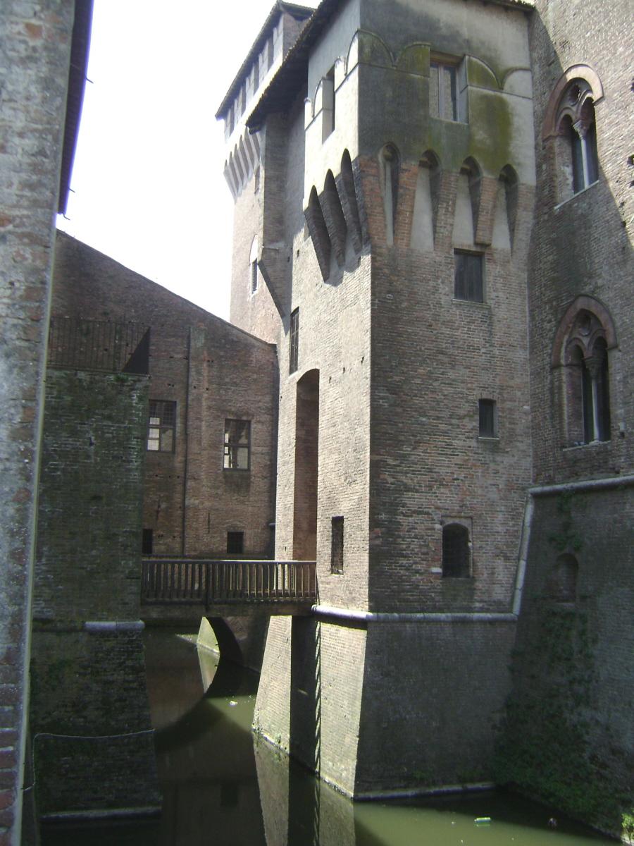 Le château Saint Georges est séparé du reste du palais ducal de Mantoue (Lombardie) par des douves et relié àlui par plusieurs ponts 