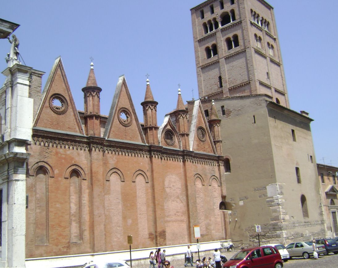 Fiche média no. 148738 La cathédrale (duomo) de Mantoue a des origines très anciennes; le clocher roman et le bas-côté sud, gothique, sont les seuls vestiges antérieurs à la reconstruction de 1545