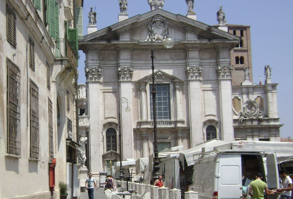 Fiche média no. 148736 La cathédrale (duomo) San Pietro, de Mantoue (Lombardie) a des fondations très anciennes, mais elle a été complètement reconstruite en 1545, avec une façade de style baroque de 1757, due à Nicolo Bashiera