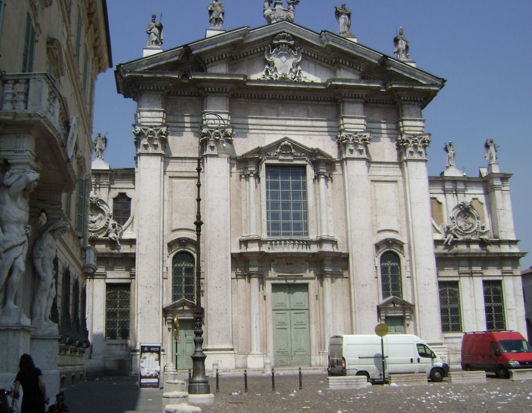 Fiche média no. 148737 La cathédrale (duomo) San Pietro, de Mantoue (Lombardie) a des fondations très anciennes, mais elle a été complètement reconstruite en 1545, avec une façade de style baroque de 1757, due à Nicolo Bashiera