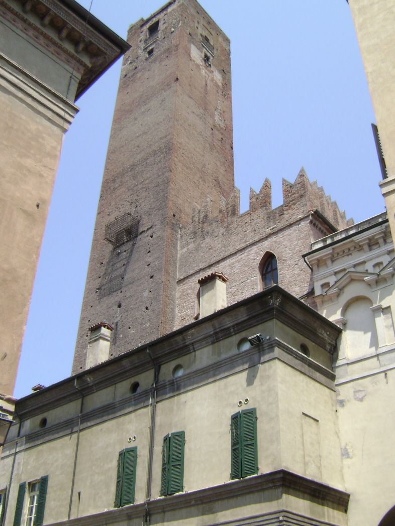 Fiche média no. 150263 La tour de Gabbia, à Mantoue (Lombardie), tient son nom de la cage de fer située à mi-hauteur et qui y accueillait les malfaiteurs au temps des Gonzague (15e-16e siècles)