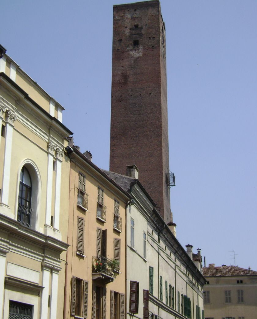 Fiche média no. 150264 La tour de Gabbia, à Mantoue (Lombardie), tient son nom de la cage de fer située à mi-hauteur et qui y accueillait les malfaiteurs au temps des Gonzague (15e-16e siècles)