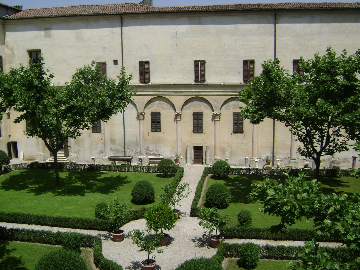 Les cours intérieures du palais ducal de Mantoue, qui est un ensemble hétéroclite de palais des 13e au 16e siècles 