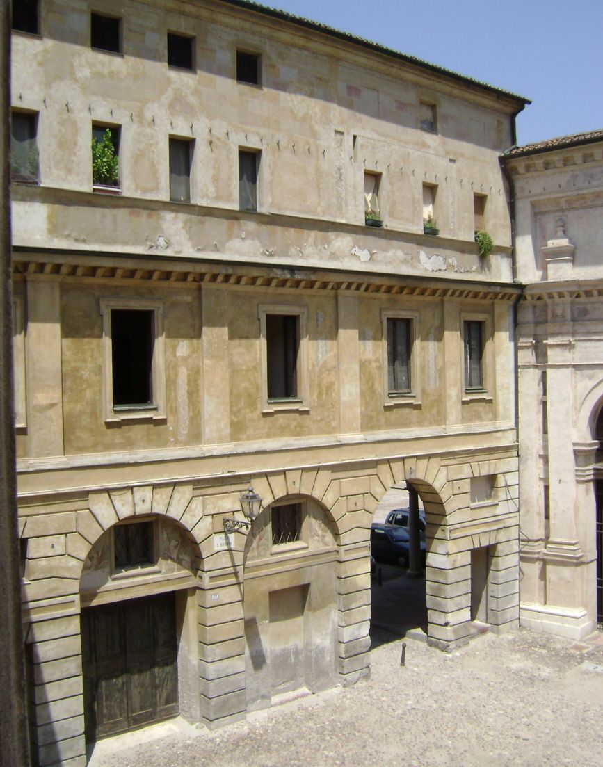 Les cours intérieures du palais ducal de Mantoue, qui est un ensemble hétéroclite de palais des 13e au 16e siècles 