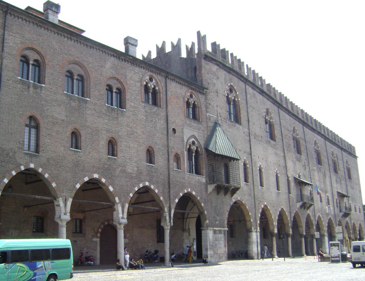 Fiche média no. 150278 La façade du palais ducal de Mantoue, sur la place Sordello. réunit deux palais: la Magna Domus et le palais du Capitaine. Les Gonzague y établirent leur résidence en 1328