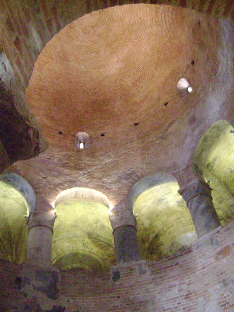 Fiche média no. 150327 L'intérieur de la rotonda de San Lorenzo (11e siècle) comporte une nef annulaire délimitée par dix colonnes et surmontée d'une coupole en hémisphère
