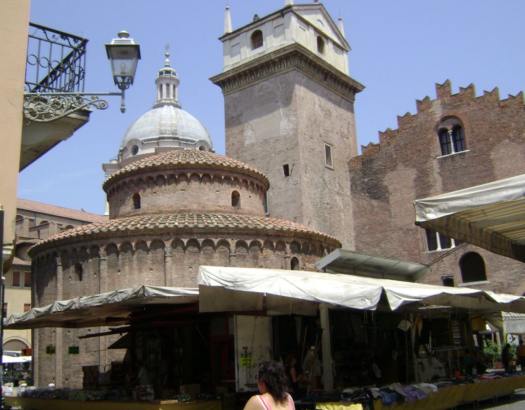 Fiche média no. 150324 L'église San Lorenzo, dite la «rotonda», à Mantoue, sur la piazza delle Erbe, a été construite sur ordre de la comtesse Mathilde de Canossa à la fin du 11e siècle, en style roman