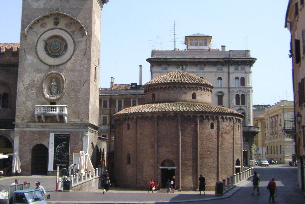 Fiche média no. 150325 L'église San Lorenzo, dite la «rotonda», à Mantoue, sur la piazza delle Erbe, a été construite sur ordre de la comtesse Mathilde de Canossa à la fin du 11e siècle, en style roman