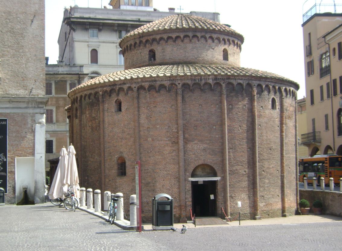 Fiche média no. 150326 L'église San Lorenzo, dite la «rotonda», à Mantoue, sur la piazza delle Erbe, a été construite sur ordre de la comtesse Mathilde de Canossa à la fin du 11e siècle, en style roman