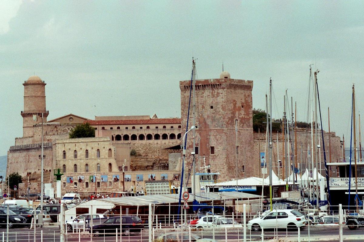 Le phare et le fort Saint-Jean, sur le côté septentrional du vieux port de Marseille 