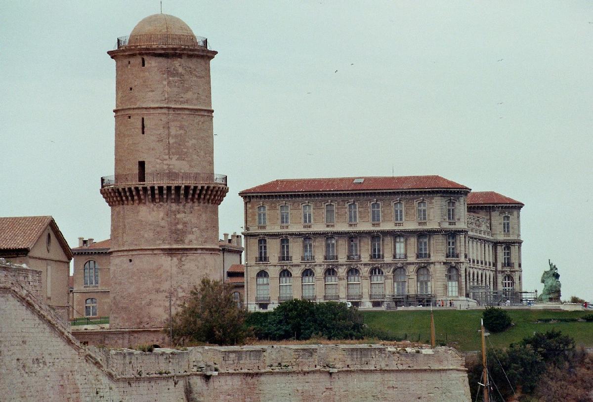 Fiche média no. 65846 Le palais impérial du Pharo, sur le côté méridional du vieux port de Marseille, fait face au phare du fort Saint-Jean, sur la rive septentrionale