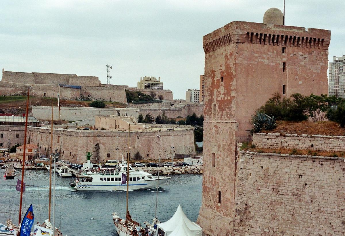 Les deux verrous du vieux port de Marseille: à l'avant-plan, la tour du fort Saint-Jean; en face, le fort Saint-Nicolas (Entrecasteaux) 
