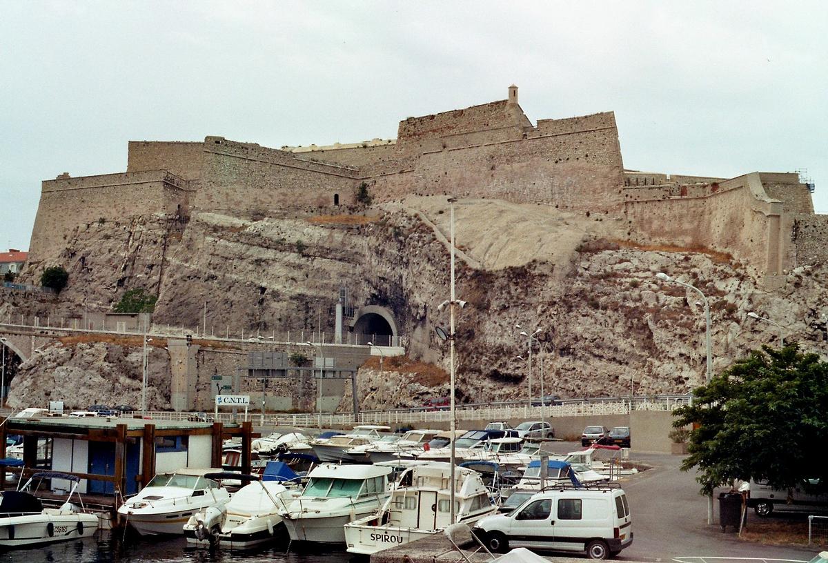 Le fort Saint Nicolas domine levieux port de Marseille 