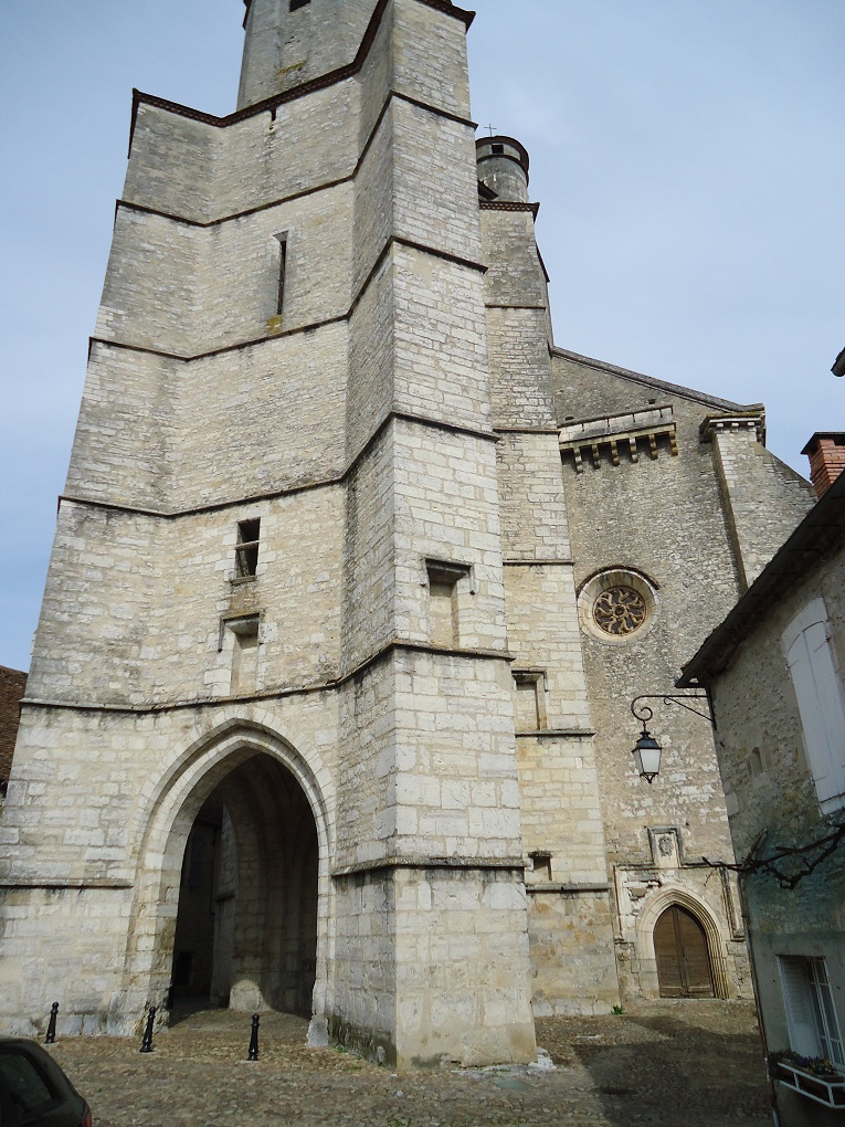 La façade de l'église Saint Maur, de Martel (Lot) 