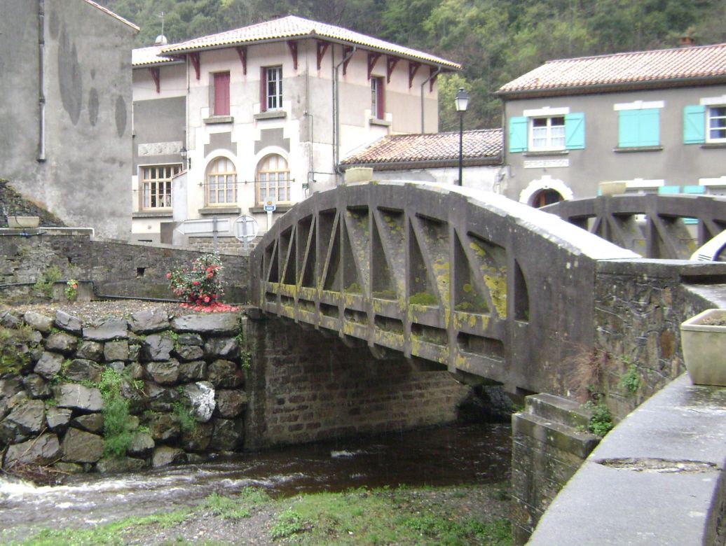 Le pont de la rue Basse, sur l'Orbiel, à Mas-Cabardès (Aude) 