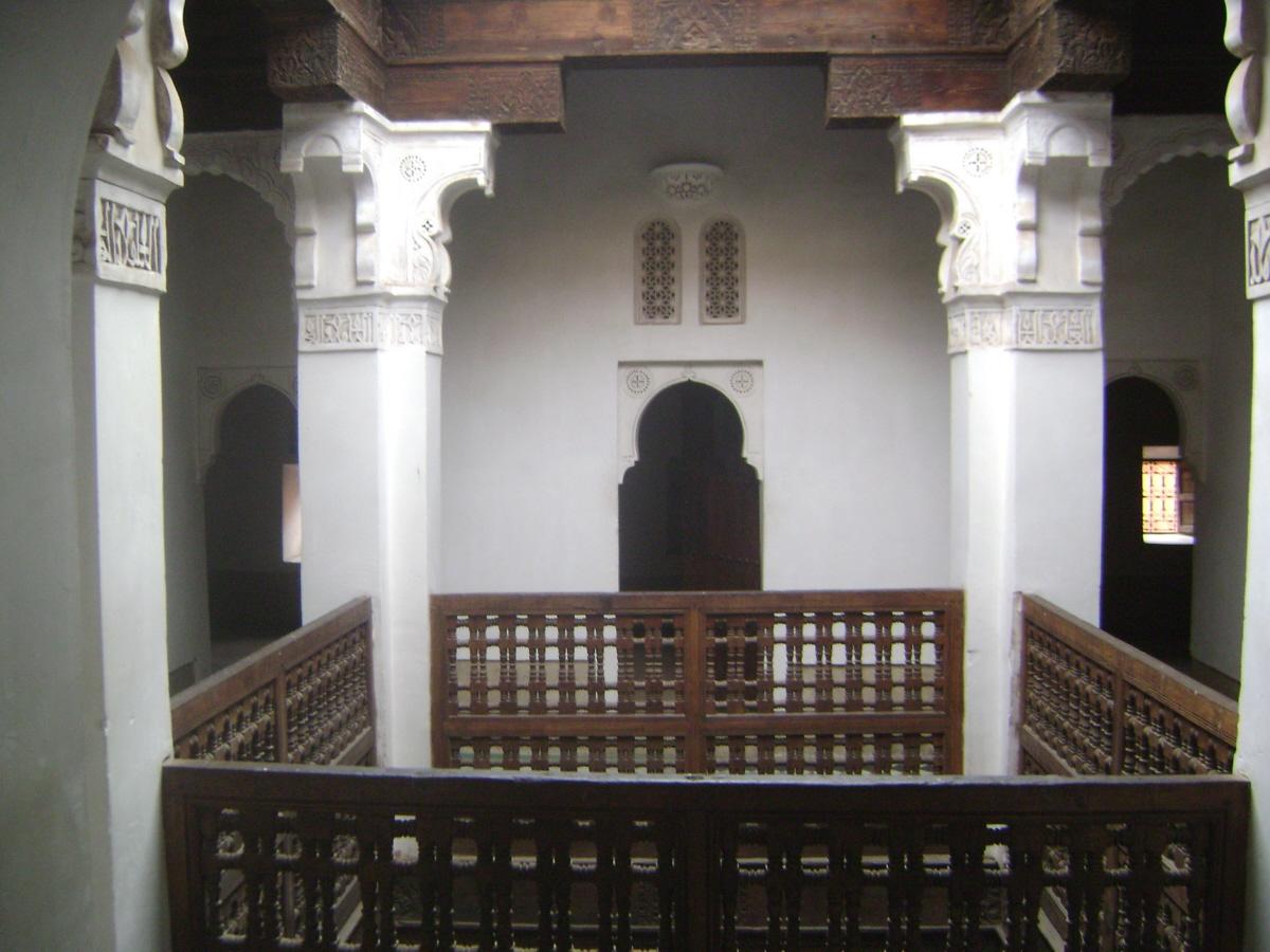 Les cours et terrasses menant à la zone des chambres des étudiants de la médersa Ben Youssef à Marrakech 