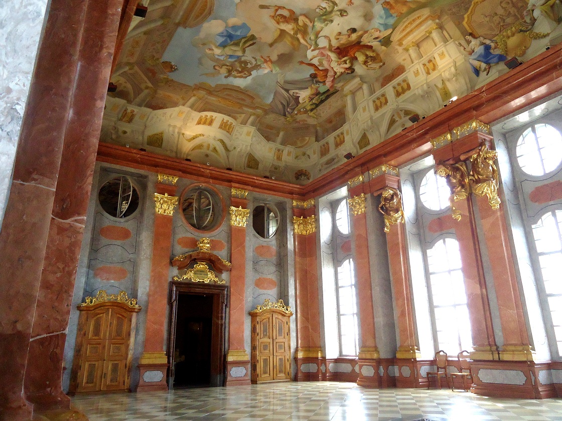 La salle de marbre, située dans l'aile sud-ouest de l'abbaye de Melk, doit sa décoration intérieure à l'italien Antonio Beduzzi 