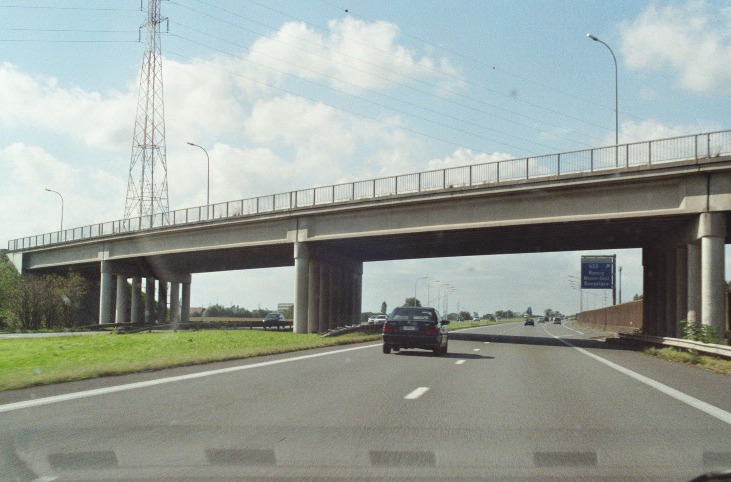 Le pont de la Moorselestraat sur l'A19 à l'entrée de Menin (Menen) en Flandre occidentale 