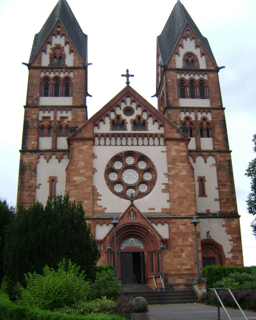 La façade de l'église Saint Liévin (Sankt Litvinus) à Mettlach (LK Merzig-Wadern) 