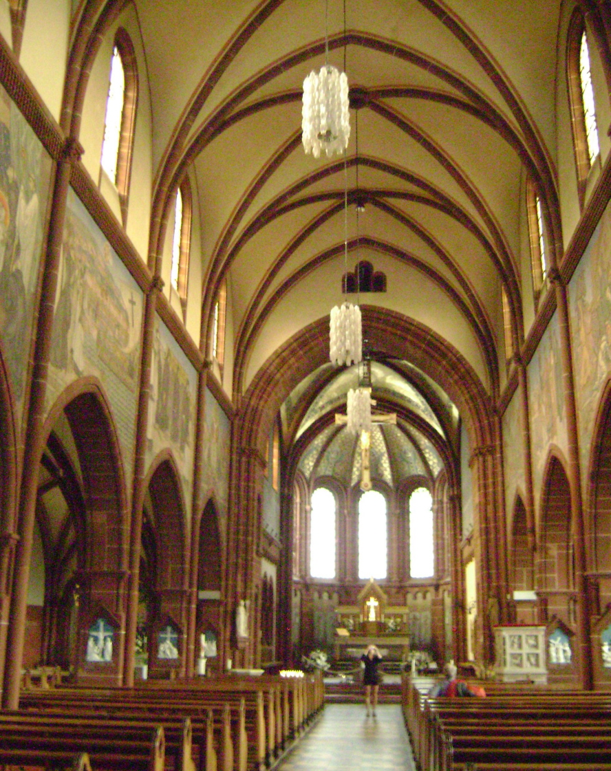 L'intérieur (néogothique) de l'église Saint Liévin, construite à la fin du 19e siècle, à Mettlach (Sarre) 