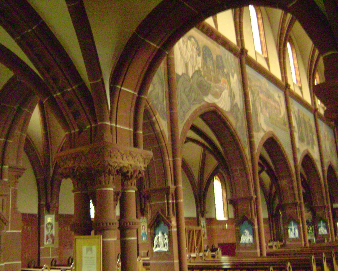 L'intérieur (néogothique) de l'église Saint Liévin, construite à la fin du 19e siècle, à Mettlach (Sarre) 