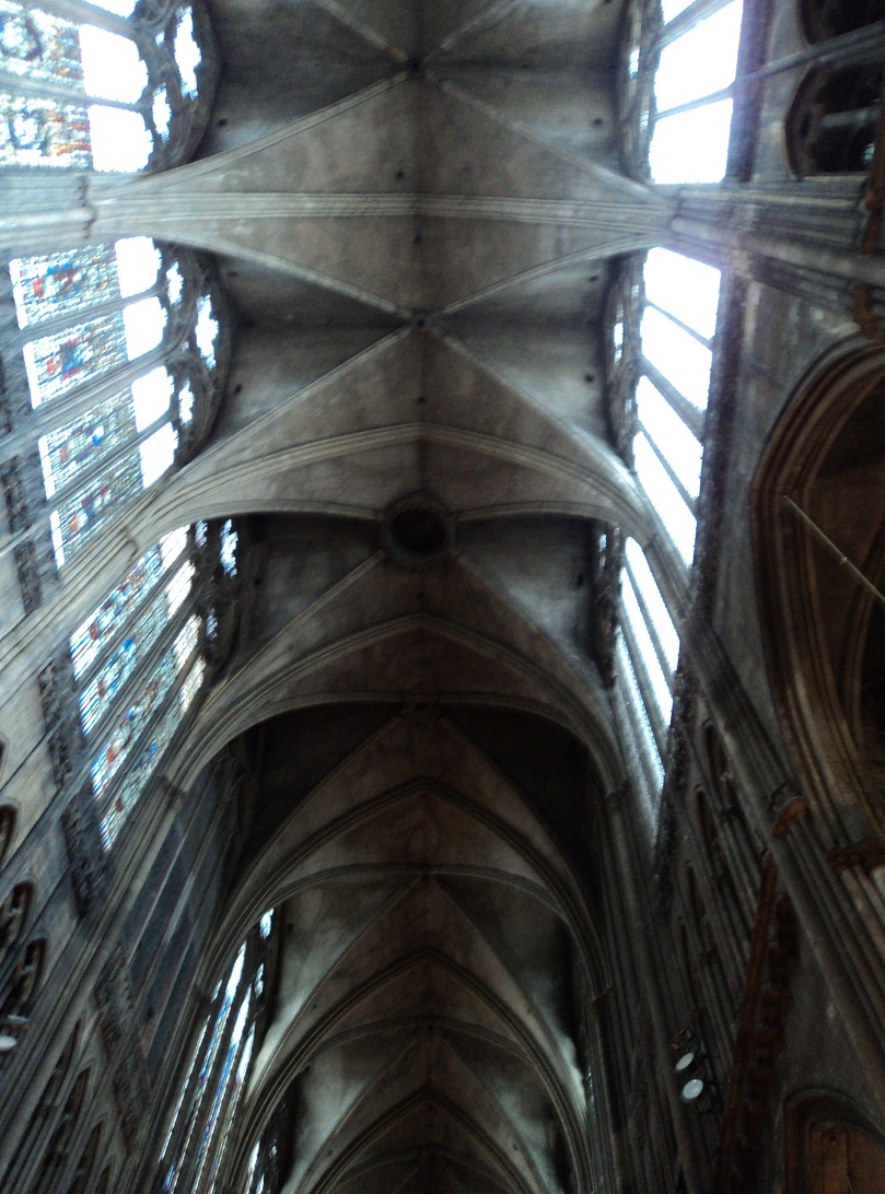 L'intérieur et les voûtes de la cathédrale Saint-Etienne de Metz 