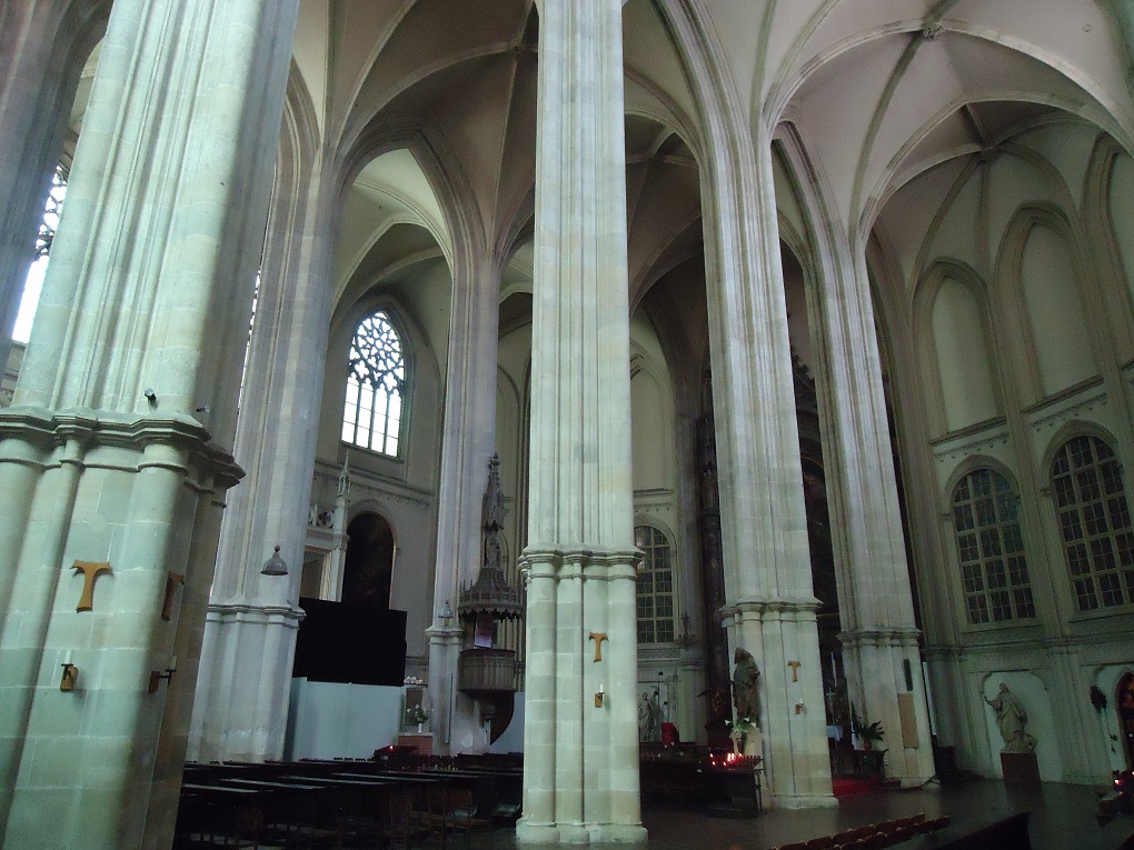 L'intérieur et les voûtes gothiques de l'église des Minorites, à Vienne 