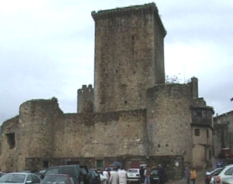 La forteresse à l'entrée du village perché de Miranda del Castagnar, dans la sierra de la Pena de la Francia (Castille-et-Leon) 