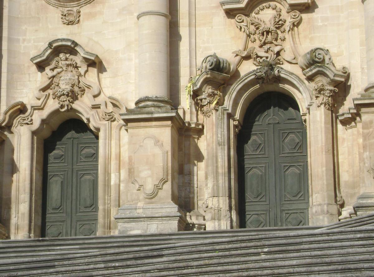 Détails de la façade et du portail du duomo San Giorgio (baroque) à Modica alta (province de Raguse) 