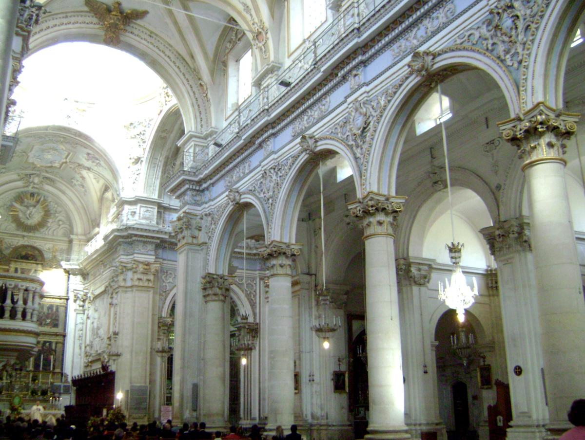 Détails de l'intérieur baroque du duomo San Giorgio à Modica alta (Sicile) 